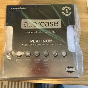 NWT Allerease Platinum zippered pillow protector